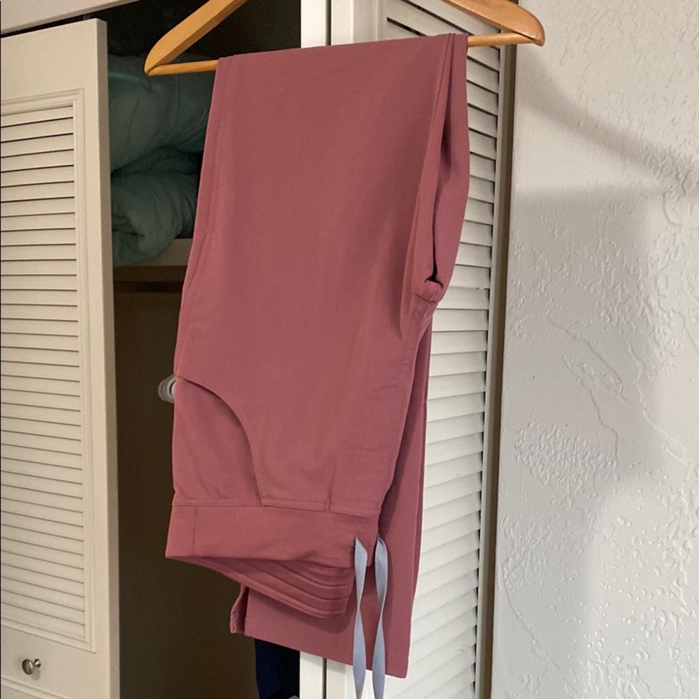 FIGS Kade Cargo scrub pants in Mauve (size M Tall)